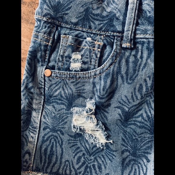 doo AUSTRALIA DISTRESSED DENIM SHORTS SIZE 28 - Picture 2 of 7